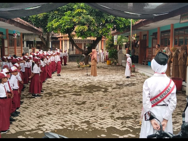 UPACARA BENDERA SEBAGAI AWAL SEMESTER GENAP DENGAN SEMANGAT BARU
