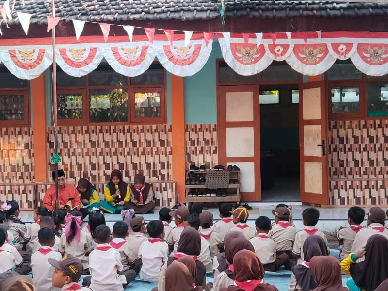Membiasakan Cinta Al-Qur'an Melalui Kegiatan Pembacaan Surat Pendek Setiap Hari Jumat